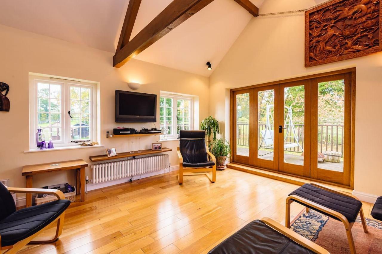 Mid-Wales Farmhouse, Swimming Pool, Tranquil Countryside Views, Sleeps 14 Meifod Exterior foto