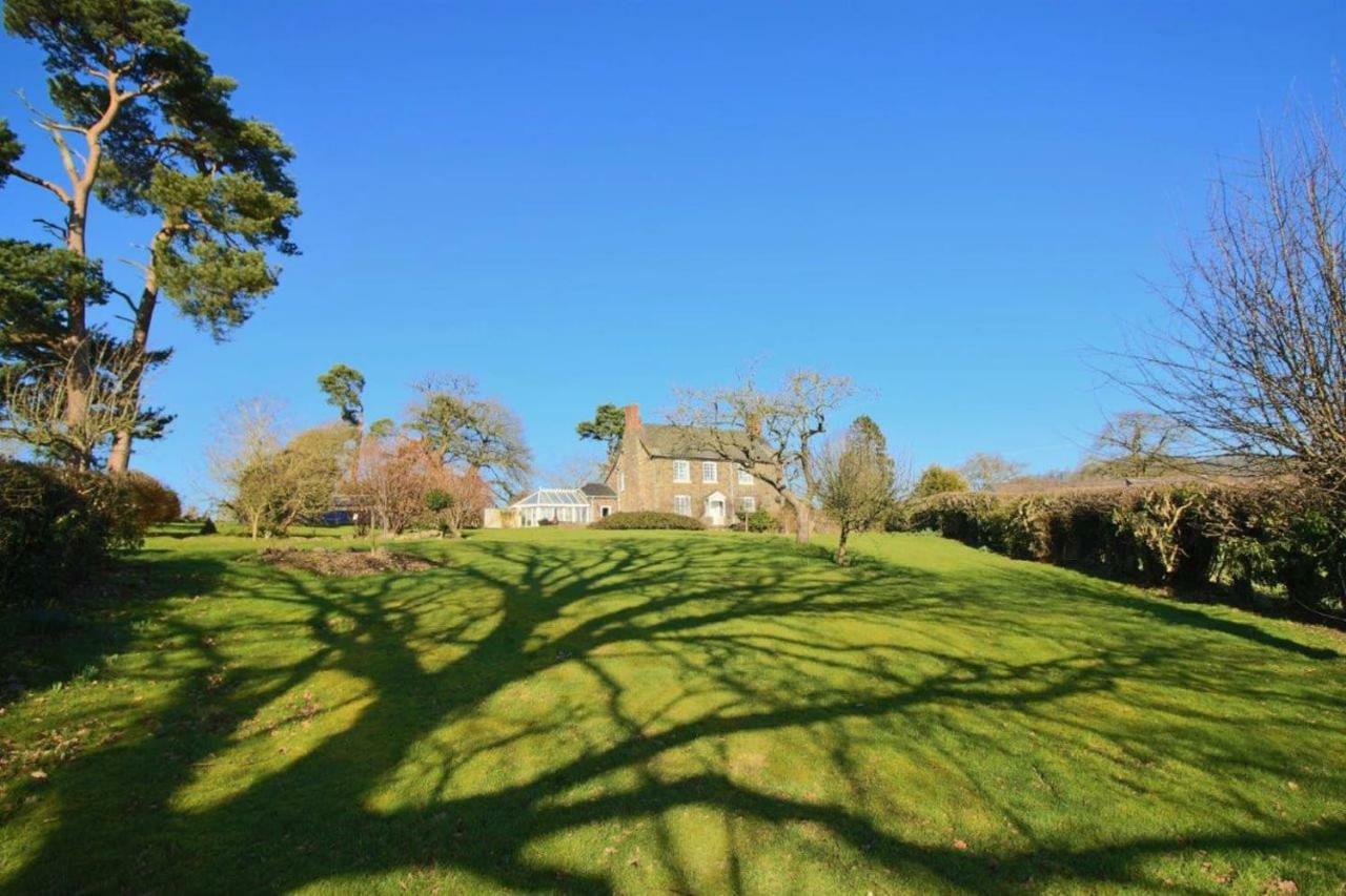 Mid-Wales Farmhouse, Swimming Pool, Tranquil Countryside Views, Sleeps 14 Meifod Exterior foto